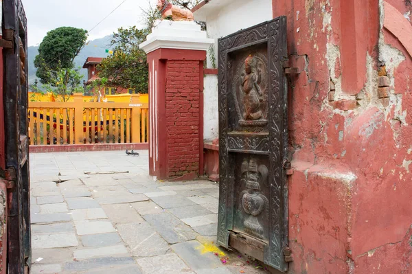 尼泊尔加德满都郊区Budhanilkantha寺庙的主要入口 — 图库照片