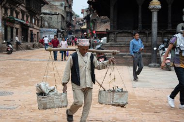 Katmandu, Nepal - Mayıs 06, 2017: Bhaktapur 'da yük taşımak için kullanılan geleneksel 