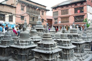 Katmandu, Nepal - 13 Mayıs 2017: Swoyambhunath avlusunda Lord Buddha 'ya adanmış Stupalar.