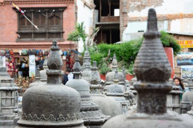 Katmandu, Nepal - 13 Mayıs 2017: Swoyambhunath avlusunda Lord Buddha 'ya adanmış Stupalar.