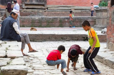 Katmandu, Nepal - 3 Haziran 2017: Kirtipur 'da misket oynayan çocuklar.