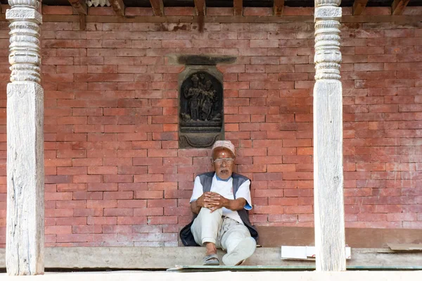 Kathmandu Nepal Junho 2017 Homem Velho Senta Relaxando Pórtico Frente — Fotografia de Stock