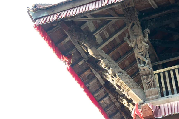 Katmandu, Nepal 'in dışındaki Kirtipur' daki Uma Maheshwar tapınağında güzel ahşap oymalar görüldü..