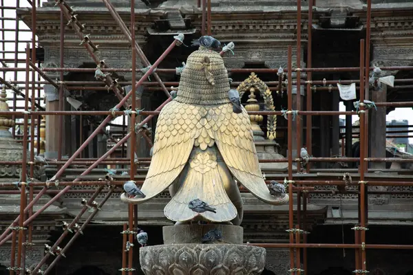 Katmandu Nepal Czerwca 2017 Pomnik Garudy Zwrócony Stronę Mandiru Kryszny — Zdjęcie stockowe