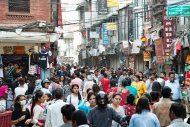 Katmandu, Nepal - 10 Haziran 2017: Makhan 'ın işlek sokaklarında büyük bir kalabalık.