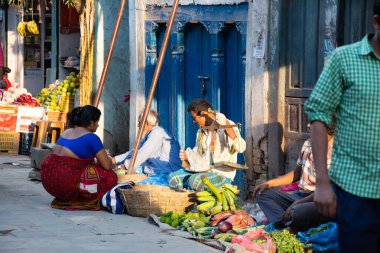 Katmandu, Nepal - 10 Haziran 2017: Bhedi Si bölgesinde yol kenarı sebze pazarı, genellikle akşamları başlar.