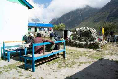 Langtang, Nepal - 16 Ekim 2016: Langtang bölgesinde Ghoda Tabela adlı bir yerde dinlenen hamallar.