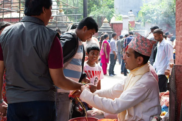 Katmandou Népal Juillet 2017 Prêtre Attache Fil Sacré Dévot Dans — Photo