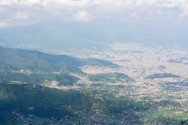 Nepal 'deki Chandragiri tepelerinden dağların huzurlu manzarası.