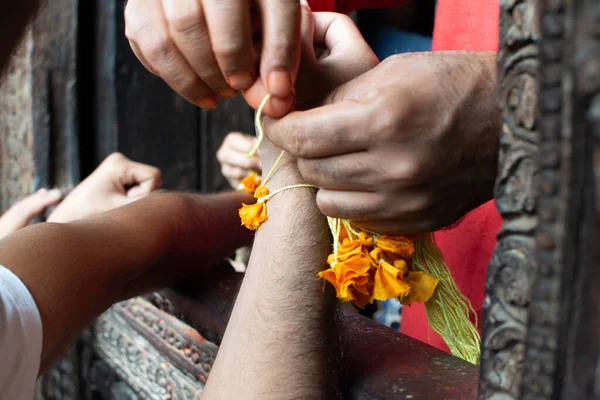 Kathmandu Nepal July 2017 Priest Ties Sacred Thread Devotee Premises — 图库照片
