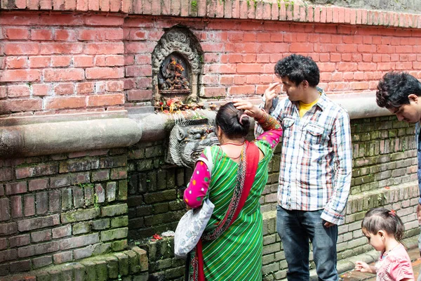 Katmandu Nepal Temmuz 2017 Lalitpur Bir Hindu Tapınağında Tanrı Dua — Stok fotoğraf