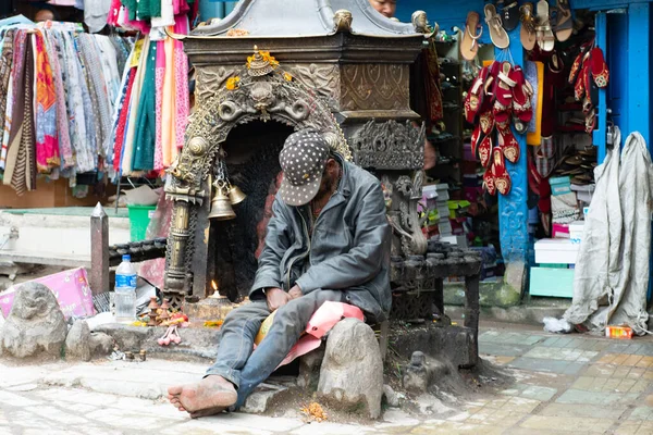 Katmandú Nepal Agosto 2017 Pobre Hombre Sentado Cerca Pequeño Templo — Foto de Stock