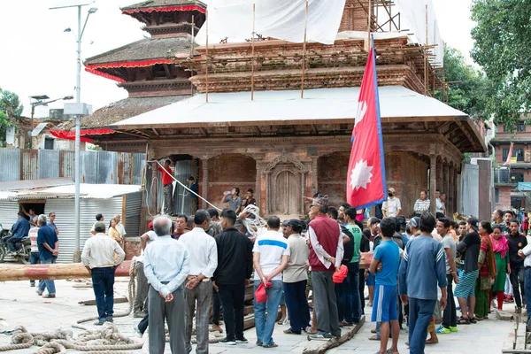 Katmandu, Nepal - 2 Eylül 2017: 2015 yılında meydana gelen deprem nedeniyle Hanumandhoka 'da devam eden tapınakların yeniden inşası zarar gördü.