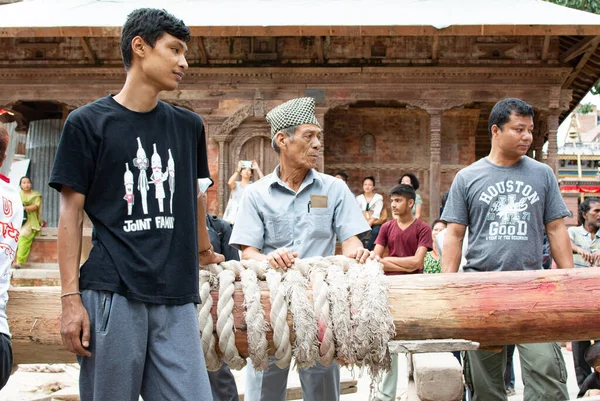 Katmandu, Nepal - 2 Eylül 2017: Nepalli erkekler Hanumandhoka 'daki yerel festival öncesinde hazırlık yapıyorlar.