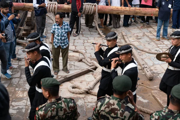 Katmandu, Nepal - 3 Eylül 2017: Nepal ordusu ve kraliyet personeli, Hanumandhoka Sarayı 'nda düzenlenen geleneksel müzik gösterisiyle Indra Jatra festivalinin kutlamalarını başlattılar.