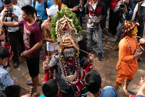 Katmandu, Nepal - 3 Eylül 2017: Indra Jatra festivalini başlatmak için Hanumandhoka Sarayı 'nın önüne devasa bir ağaç gövdesi dikmeden önce geleneksel maskeli dans gösterisi.