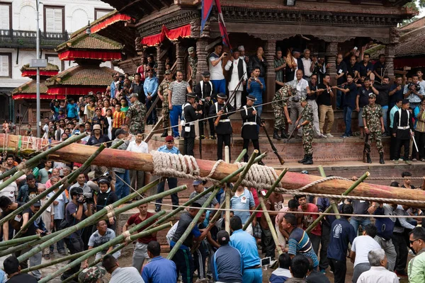Katmandu, Nepal - 3 Eylül 2017: Indra Jatra adlı bir haftalık festivalin açılışına tanıklık etmek için Hanumandhoka Sarayı 'nda büyük bir kalabalık toplandı..