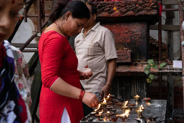 Katmandou Népal Septembre 2017 Femme Mûre Allumant Les Lampes Ghee — Photo