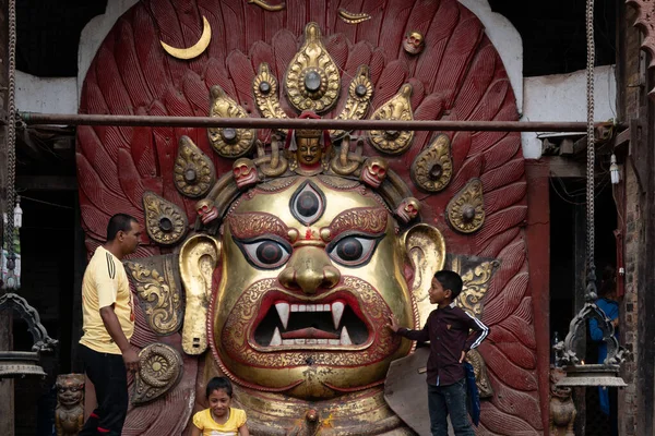 尼泊尔加德满都 2017年9月3日 Sveth Bhairav的一个巨大偶像 在Indra Jatra音乐节上揭幕 — 图库照片