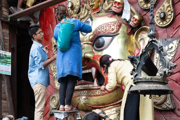 Kathmandu Nepal Setembro 2017 Artistas Locais Pintando Ídolo Sveth Bhairav — Fotografia de Stock