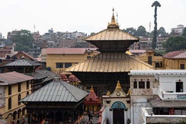 Kathmandu, Nepal - 28 Ekim 2017: Hindu tanrısı Shiva 'ya adanmış ünlü Pashupatinath tapınağı.