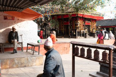 Katmandu, Nepal - 28 Ekim 2017: Şehirdeki Maitidevi tapınağı ve bazı müritler görülebilir..