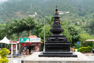 Katmandu, Nepal - Kasım 04, 2017: Buddha chaitya Kurintar teleferik istasyonu yakınında.