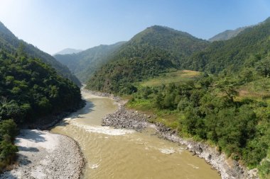 Kurintar 'daki dağların ve Trishuli nehrinin huzurlu manzarası, Nepal' de iyi bilinen beyaz su rafting noktası..