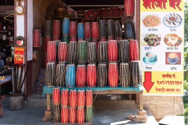 Gorkha, Nepal - Kasım 04, 2017: Nepal 'in geleneksel bir perküsyon aleti olan Madal' ın çeşitli boyutları, Manokamana Devi Tapınağı 'ndaki bir dükkanda satılıktır..