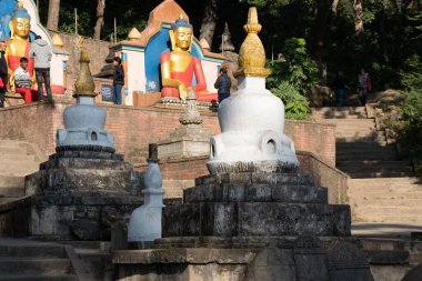 Katmandu, Nepal - 11 Kasım 2017: Bhagwan Pau binasında Budist stupaları.