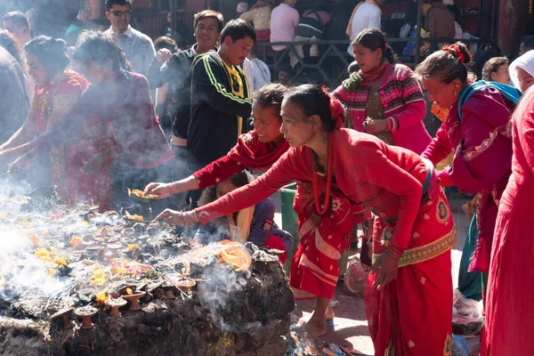 Gorkha Nepal Novembro 2017 Devotas Sexo Feminino Queimando Incenso Oferecendo — Fotografia de Stock