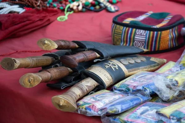 Antikalar, eski bıçaklar ve diğer koleksiyonlar Katmandu, Nepal 'deki Bhagwan Pau' da satılıktır..