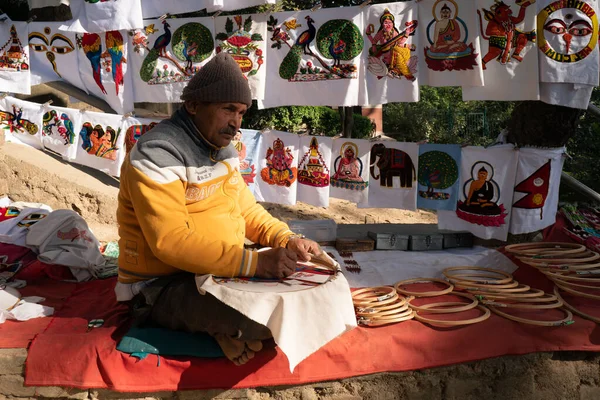 Kathmandu, Nepal - 11 Kasım 2017: Swoyambunath 'da işlenmiş bazı sanat eserleri yapan bilinmeyen bir adam.