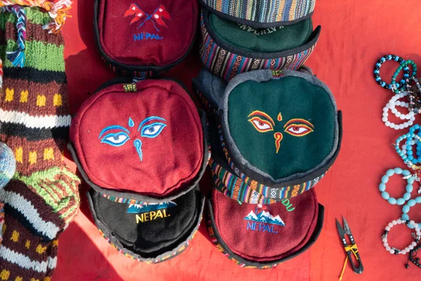 Katmandu, Nepal - 11 Kasım 2017: Swoyambunath 'da el yapımı ya da nakışlı şapkalar ve diğer nesneler satılık.