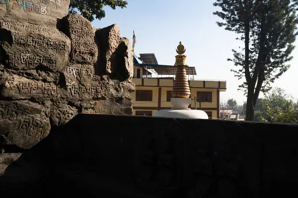 尼泊尔加德满都Bhagwan Pau的一座佛教寺院前的岩石上雕刻着佛教圣字 — 图库照片