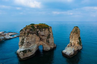 Lübnan 'ın Raouche kentindeki Güvercin kayasının sakin manzarası.