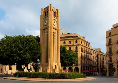 Beyrut, Lübnan - 05 Mayıs 2017: Nejmeh Meydanı 'ndaki büyük saat kulesi ve eski binaların hoş manzarası.