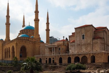 Beyrut, Lübnan - 05 Mayıs 2017: Mavi cami ve aşağı kasabadaki kilise.