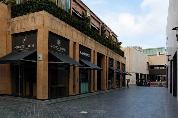 Beyrut, Lübnan - 05 Mayıs 2017: Beyrut 'taki popüler alışveriş merkezlerinden birinden çeşitli dükkanlar.