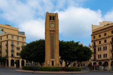 Beyrut, Lübnan - 05 Mayıs 2017: Nejmeh Meydanı 'ndaki büyük saat kulesi ve eski binaların hoş manzarası.