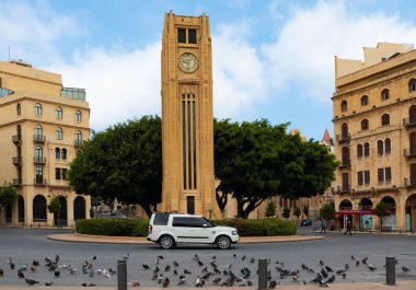 Beyrut, Lübnan - 05 Mayıs 2017: Nejmeh Meydanı 'ndaki büyük saat kulesi ve eski binaların hoş manzarası.