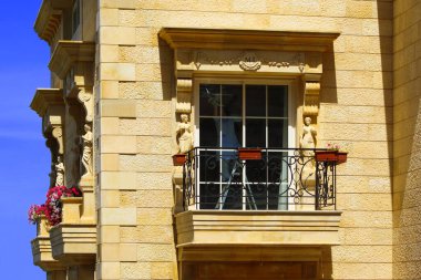 Broumana, Lübnan - 08 Mayıs 2017: Arkasındaki pencereleri temizleyen ev görevlisi.