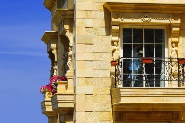 Broumana, Lübnan - 08 Mayıs 2017: Arkasındaki pencereleri temizleyen ev görevlisi.