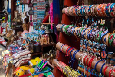 Byblos, Lübnan - 12 Mayıs 2017: Byblos souks 'daki dükkanda tipik Lübnan hatıraları sergilendi.