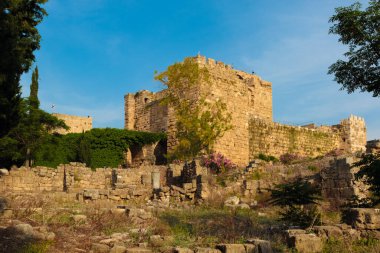Byblos, Lübnan - 12 Mayıs 2017: Byblos, Lübnan 'daki Haçlı kalesinin arkeolojik kalıntıları.