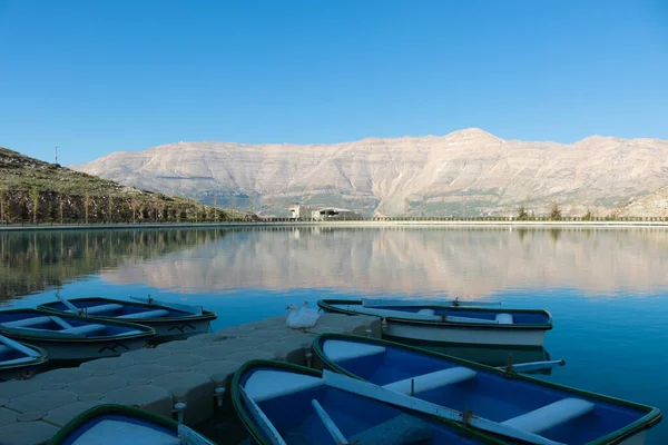 Lübnan Zaarour 'daki göl kenarında park halindeki sandalların sakin manzarası..