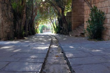 Byblos, Lübnan 'daki antik yolun ortasındaki Ortaçağ drenaj kanalı.