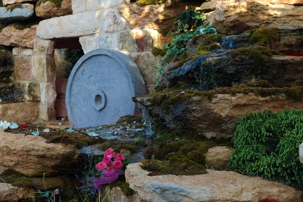 Lübnan, Jounieh 'deki Harissa Katedrali' nin kutsal suyu..