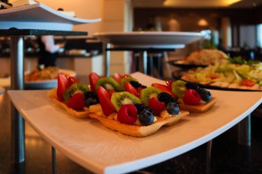 Dbaye, Lübnan - 20 Mayıs 2017: Yerel bir restoranda küçük çöl parçaları yakın çekim.