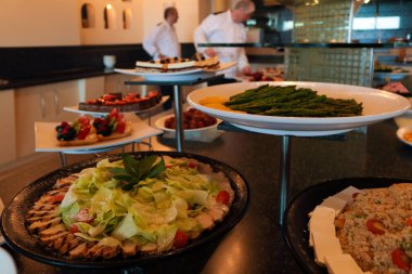 Dbaye, Lübnan - 20 Mayıs 2017: Yerel bir restoranda çeşitli salatalar ve arka planda otel personeli.